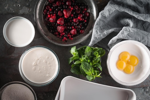 Ingrediënten voor semifreddo op de stenen achtergrond horizontaal