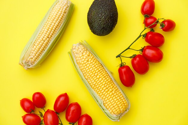 Ingrediënten voor veldsla met tomaten, avocado