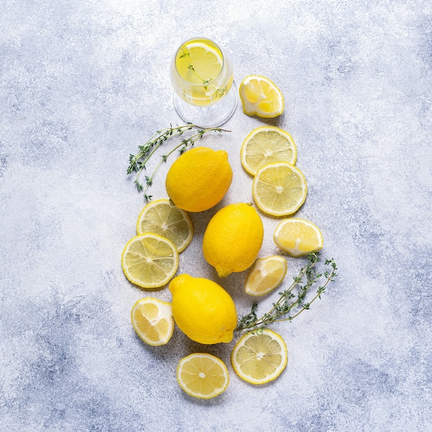 Ingrediënten voor verfrissende limonade - citroenen, munt, tijm, suiker