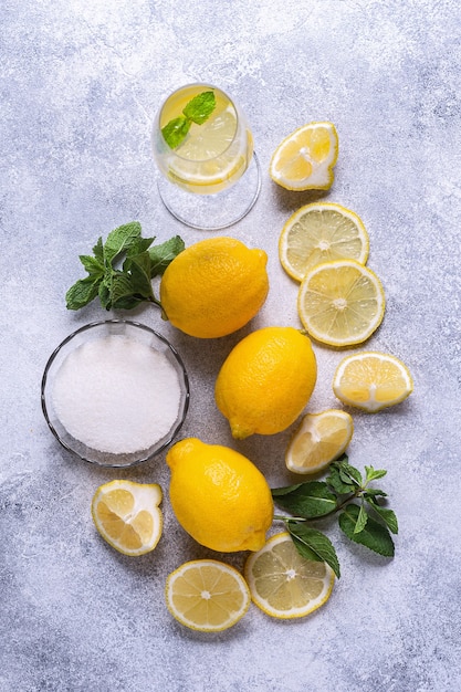 Ingrediënten voor verfrissende limonade - citroenen, munt, tijm, suiker