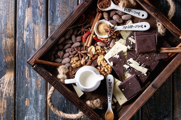 Foto ingrediënten voor warme chocolademelk