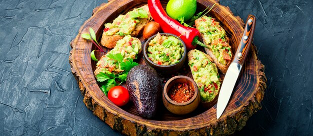 Ingrediënten voor zelfgemaakte guacamole.Heerlijk eten van traditionele Mexicaanse guacamole