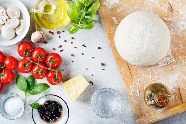 ingrediënten voor zelfgemaakte pizza op houten