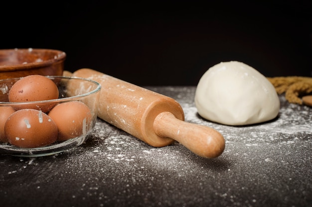 Ingrediëntenbakkerij die op zwarte houten lijst maken