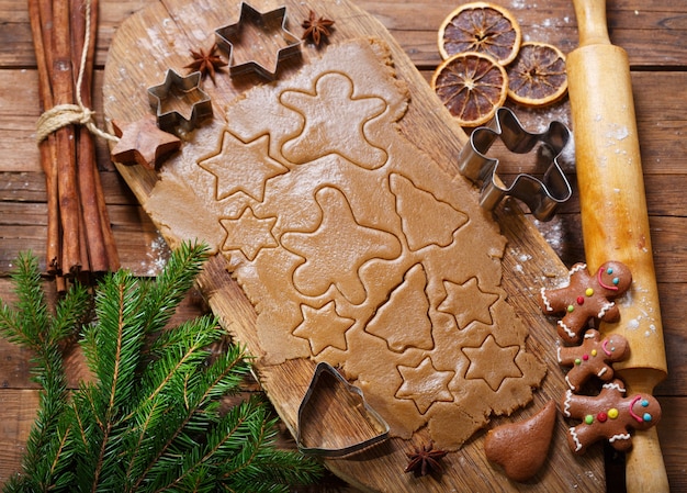 Foto ingredienti per cuocere i biscotti di pan di zenzero di natale. impasto per biscotti e utensili da cucina, vista dall'alto