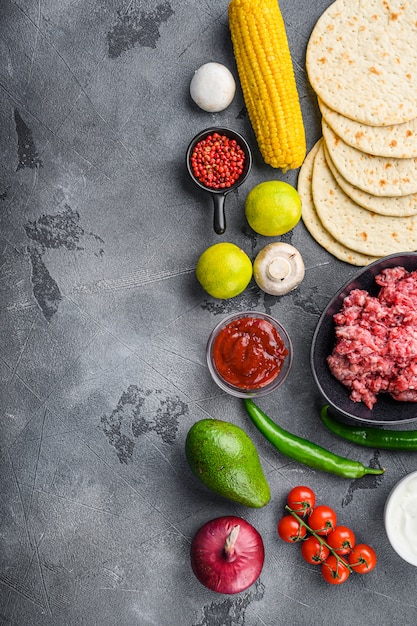 Ingredienti per tacos messicani di carne di manzo, tortillas di mais, peperoncino, avocado, carne