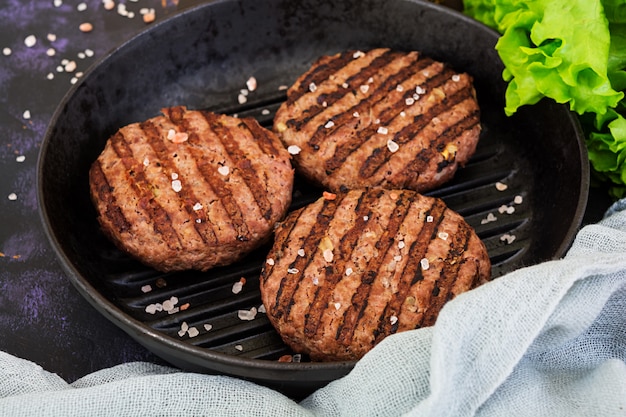 ハンバーガーの材料。グリルで調理された牛肉