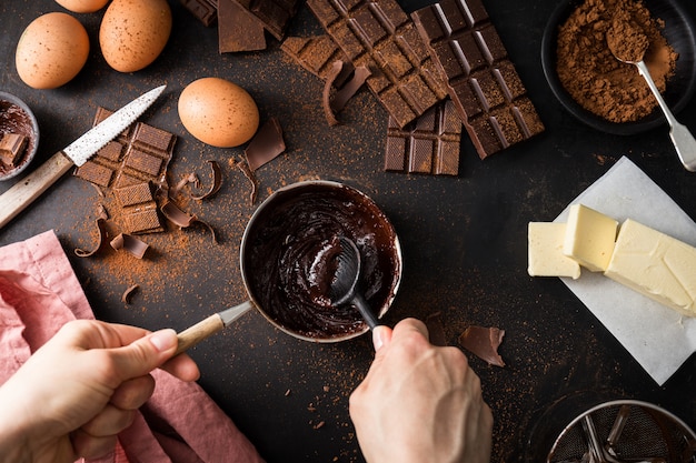 Foto ingredienti per la cottura della pasticceria al cioccolato dall'alto