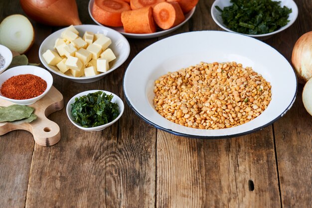 Ingredienti per la cottura del porridge di piselli su un legno