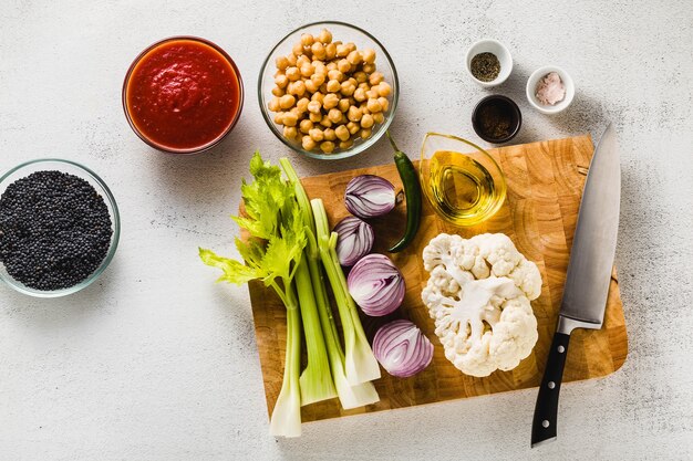 Ingredienti per cucinare la minestra su un tagliere