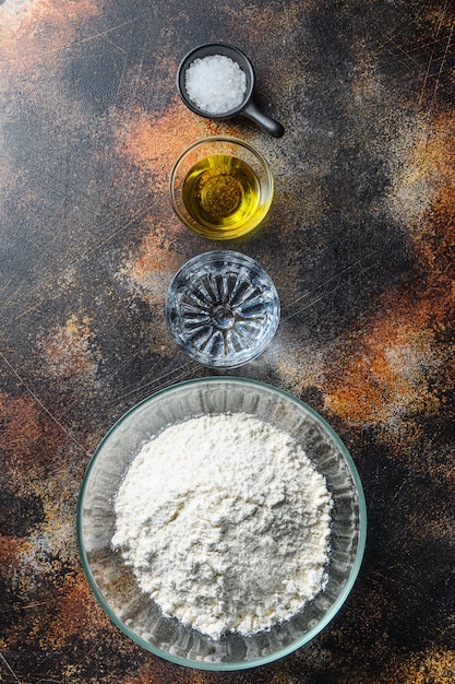 Foto ingredienti per la pasta, farina olio acqua e sale