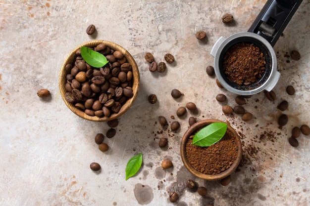 Фото Ингредиенты для кофемашины кофейные зерна и молотый порошок вид сверху плоская планировка