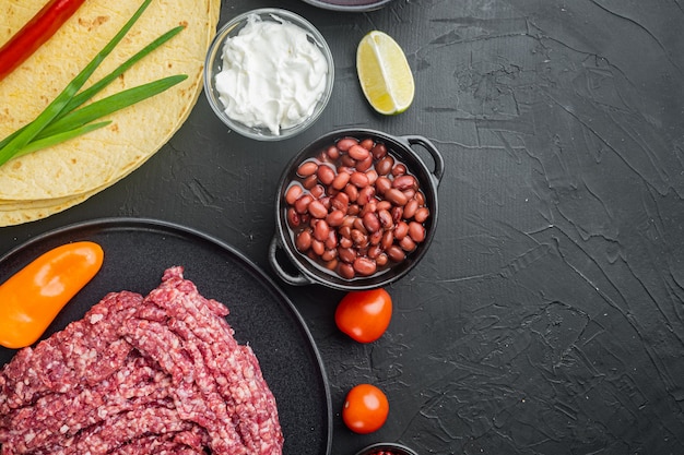 Фото Ингредиенты для мексиканской кесадильи с соусом сальса, на черном фоне