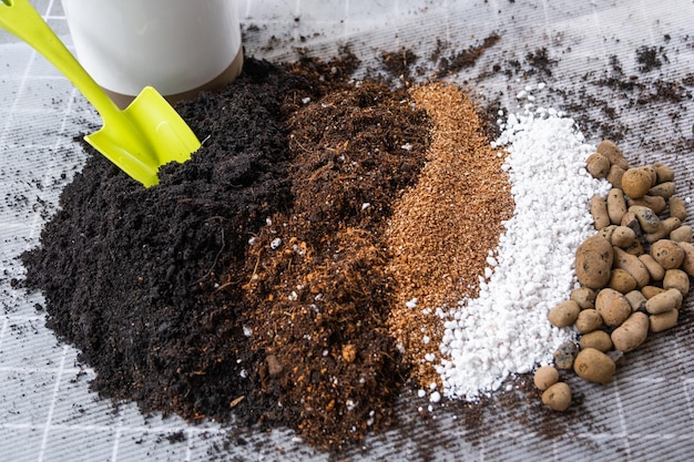 사진 가정 화분의 토양 재료 이탄 흙 모래 펄라이트 질석 코코넛 화분에 식물을 심기 위한 혼합물 레이아웃