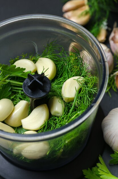 Ingredienti per salsa verde con aglio, aneto e prezzemolo