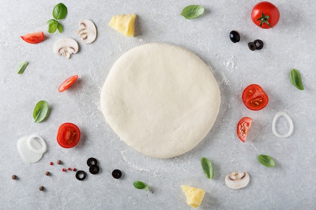 Ingredienti per pizza fatta in casa su legno