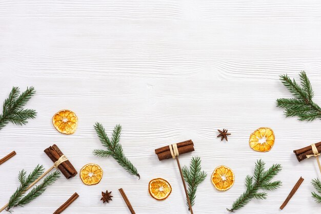 香りのよい冬のスパイスシナモンとホットワインのクリスマスの背景の成分