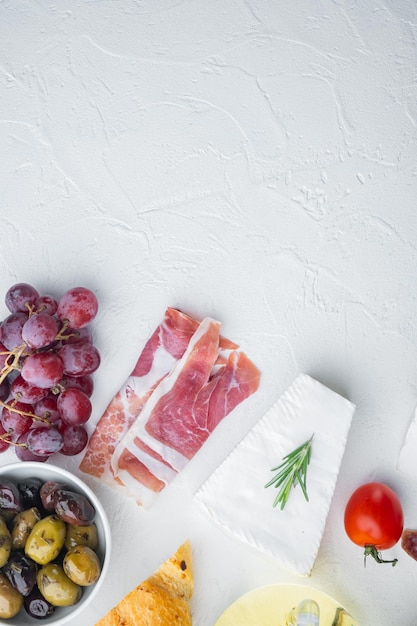 Foto ingredienti per il cibo italiano, formaggio di carne, set di erbe, su sfondo bianco, piatto con spazio di copia per il testo