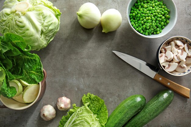 Foto ingredienti per la zuppa di cavolo riccio su sfondo grigio