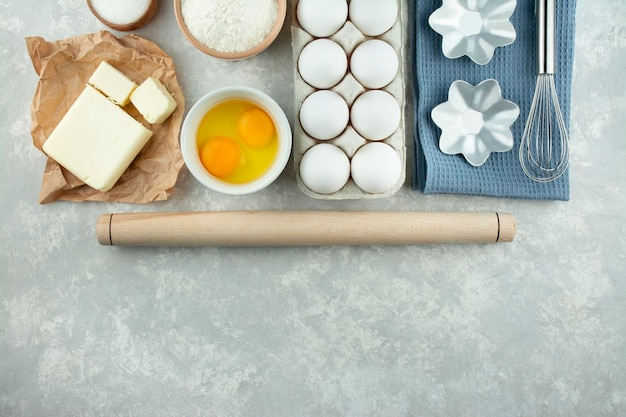 Foto ingredienti e utensili da cucina per la preparazione di torte casalinghe cucina casalinga spazio di copia