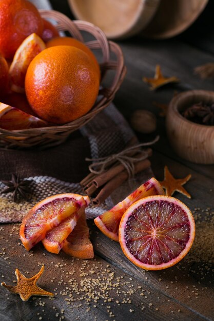 Foto ingredienti per la preparazione di frutta candita frutta fresca arancione rosso spezie e noci