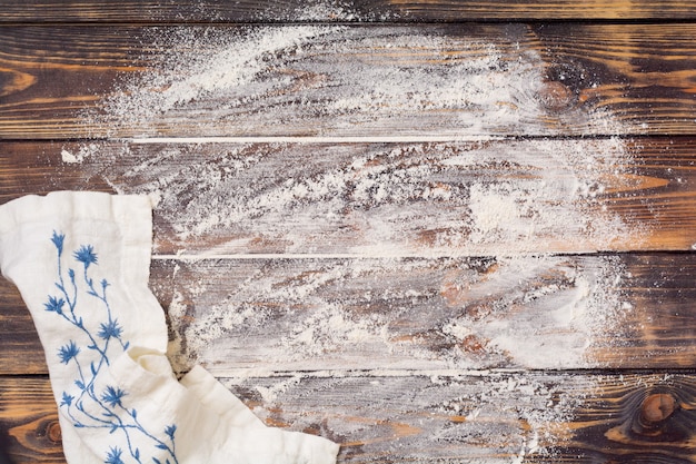 Ingredienti per la preparazione di prodotti da forno natalizi: farina, uova e formine per biscotti