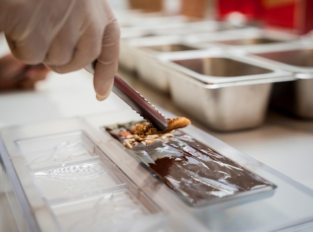 Foto ingredienti per la fabbricazione di cioccolatini e caramelle fatti a mano in un laboratorio