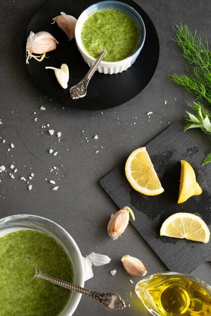 Foto ingredienti per la preparazione di salsa di pesto a base di erbe