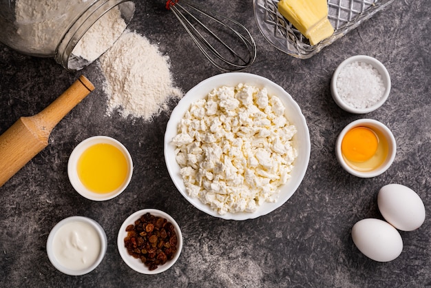 Ingredienti per preparare cheesecakes fatti in casa. vista dall'alto di sfondo di panetteria.