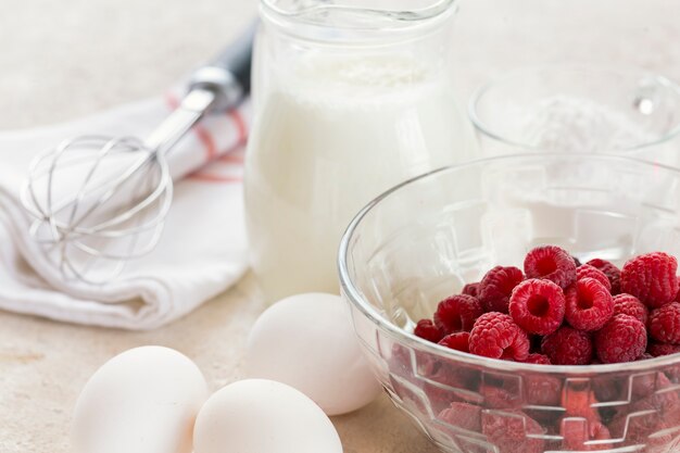 Ингредиенты для приготовления малинового мусса на белом столе, диетическое питание.