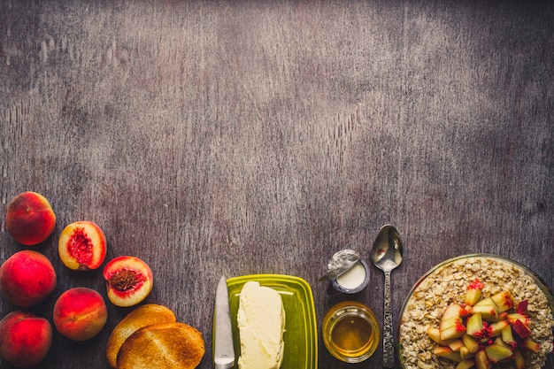 Ingredienti per la farina d'avena sul concetto di tavolo in legno scuro di cibo sano vista dall'alto spazio copia tonica