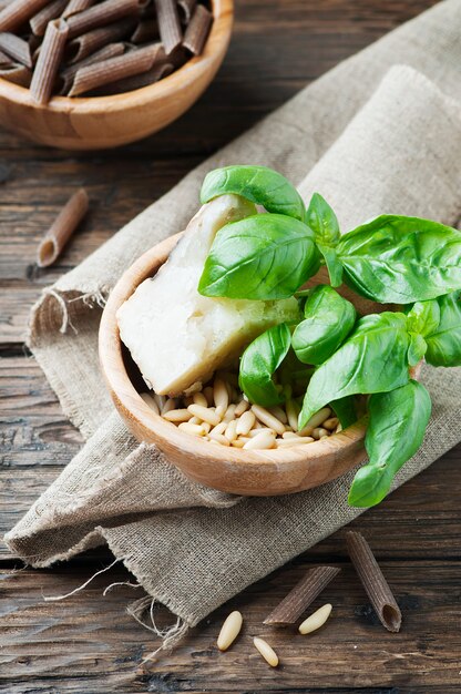 Foto ingredienti per la pasta al pesto con basilico e formaggio