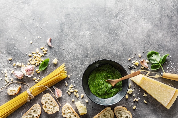 Ingredienti per pesto e pane chiabatta