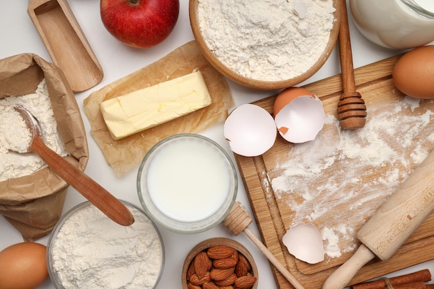 Ingredienti per la cottura di una torta o di una torta su un tavolo luminoso