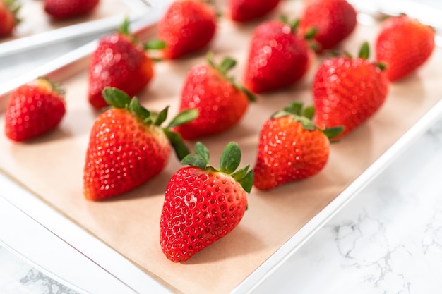 Ingredients to prepare chocolate dipped strawberries.