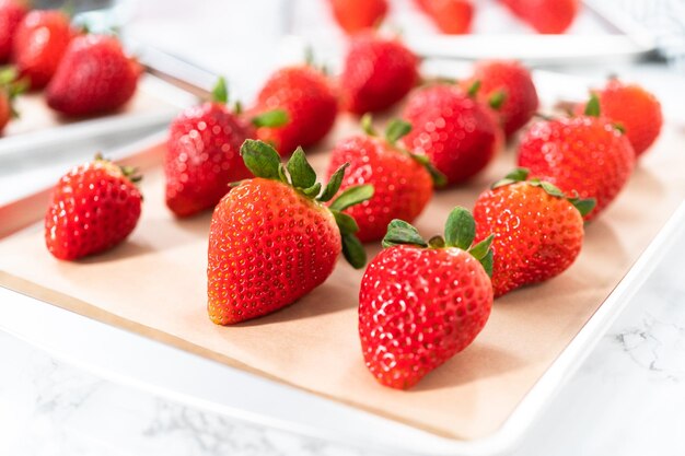 Ingredients to prepare chocolate dipped strawberries