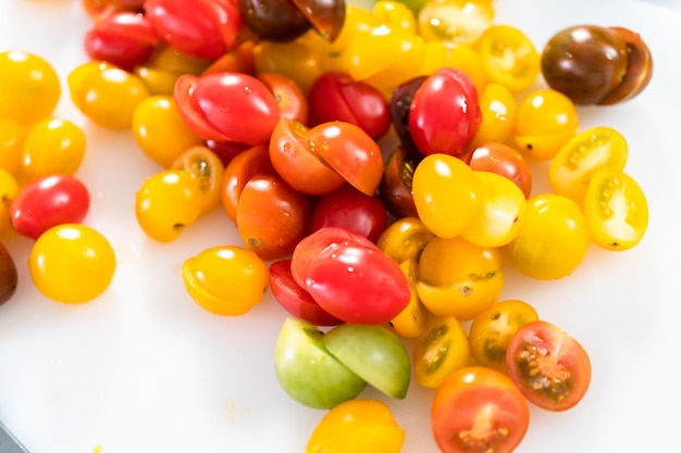 Ingredienti per preparare una pasta vegetariana in una pentola.