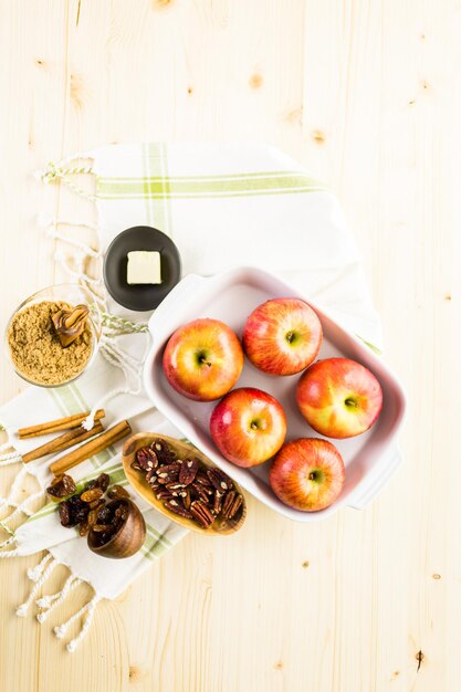 Ингредиенты для приготовления домашних печеных яблок из органических яблок.
