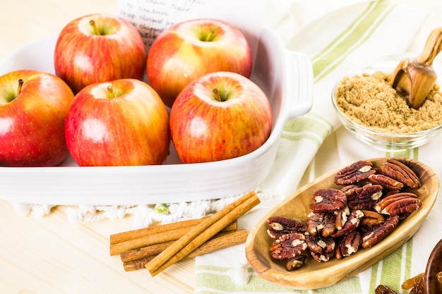 유기농 사과로 만든 구운 사과를 만들기 위한 재료.