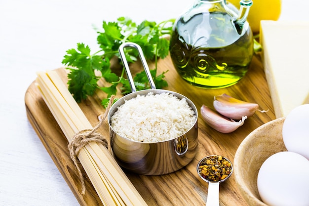 Ingredients for preparing pasta pangrattato with crispy eggs.