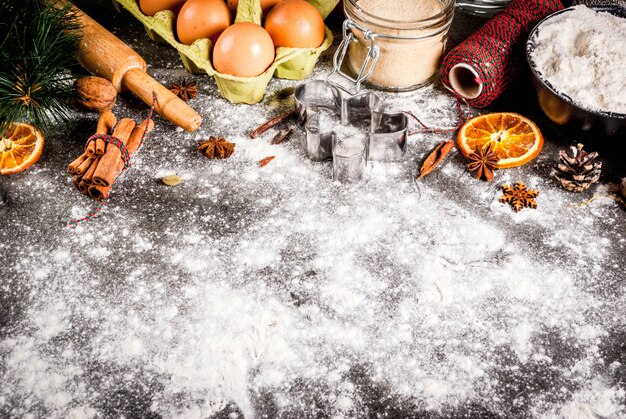 Ingredienti, spezie, arance essiccate e stampi da forno