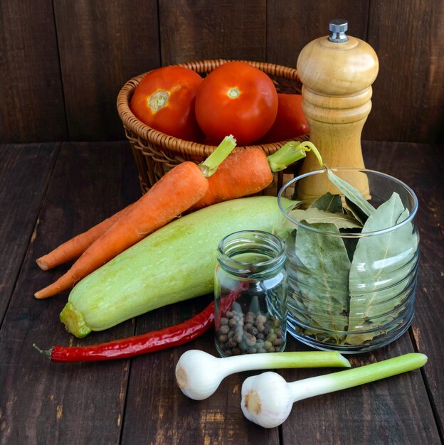 Ингредиенты для рагу из овощей (цуккини, морковь, помидоры, специи, чеснок, перец чили)
