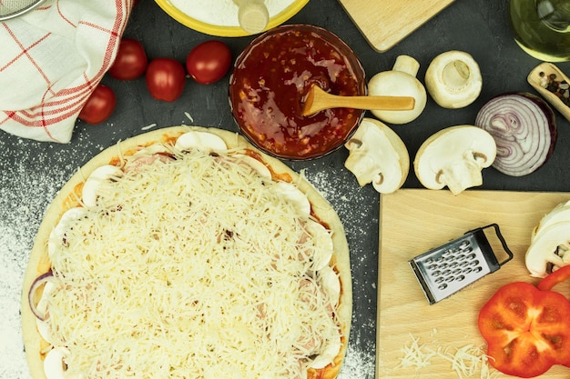 ピザを作るためのテーブルの上の食材