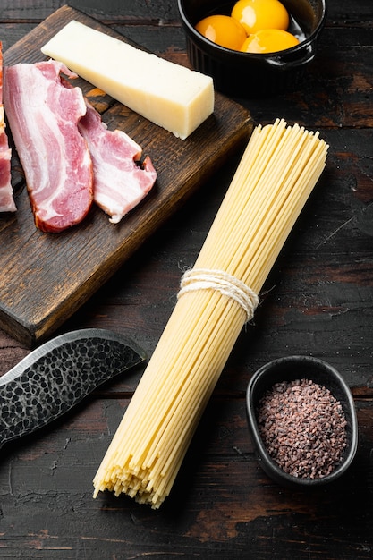 Ingredienti per la tradizionale pasta italiana alla carbonara