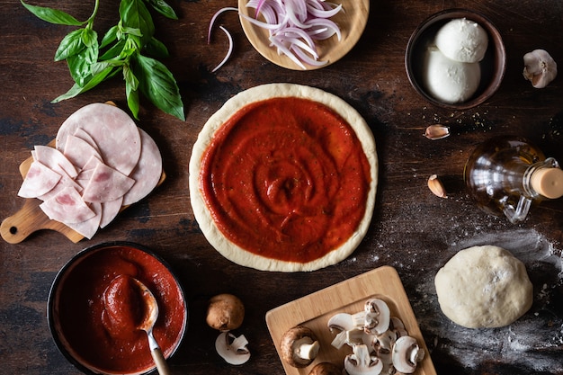 Ingredienti per la tradizionale pizza italiana