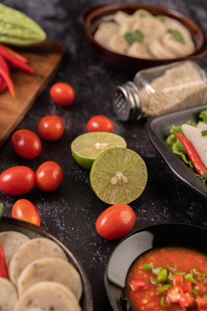 Ингредиенты, используемые для салата, включают помидоры, перец, лайм и горькую тыкву.