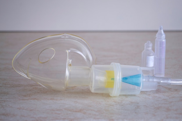 Inhaler. Het apparaat voor het inademen van therapeutische stoom. Masker en fles voor medicijnen.
