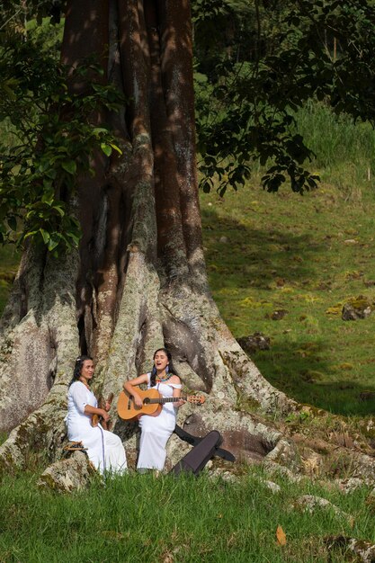 Inheemse vrouwen met een muziekinstrument nieuw tijdperk van de inheemse bevolking vrije levensstijl