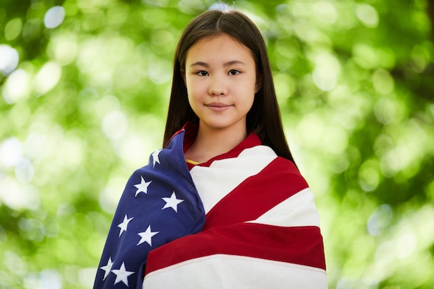 Inhoud Aziatisch meisje bedekt met Amerikaanse vlag