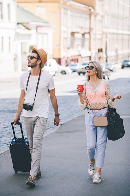 Inhoud casual paar toeristen wandelen in de stad. familie toerisme. zomervakantie. nieuwe ervaringen en sightseeingconcept opdoen